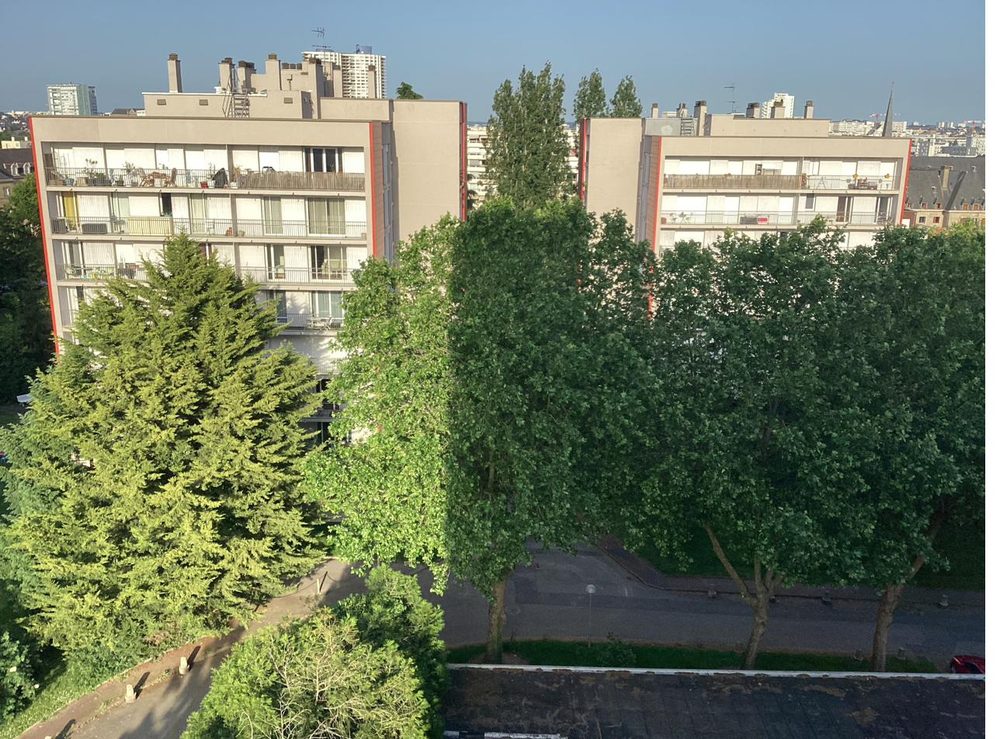 Immeubles et grands arbres, vue normale