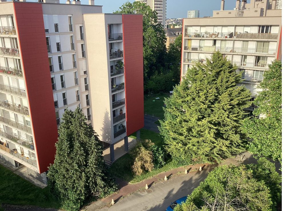Immeuble entouré d'arbres, vue normale