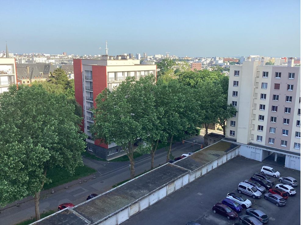 Immeuble, parking et arbres, vue normale