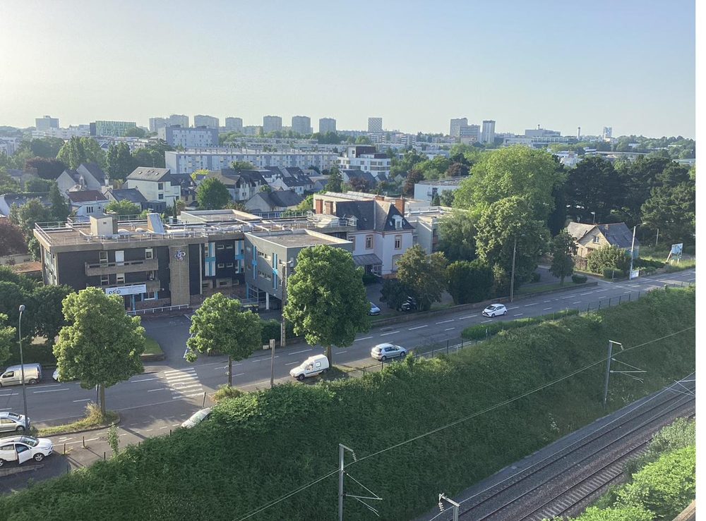 Quartier traversé par une voie ferrée, vue normale